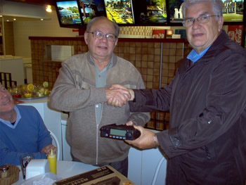 PY5JA - José Arthur, recebendo seu prêmio das mãos de PY5KA - Joca, representando o CRAPG e ARPA